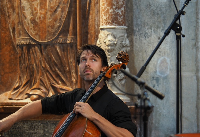 Matthias Bartolomey spielte auf einem Cello aus dem frühen 18. Jahrhundert. Foto: Lukas Kalteis